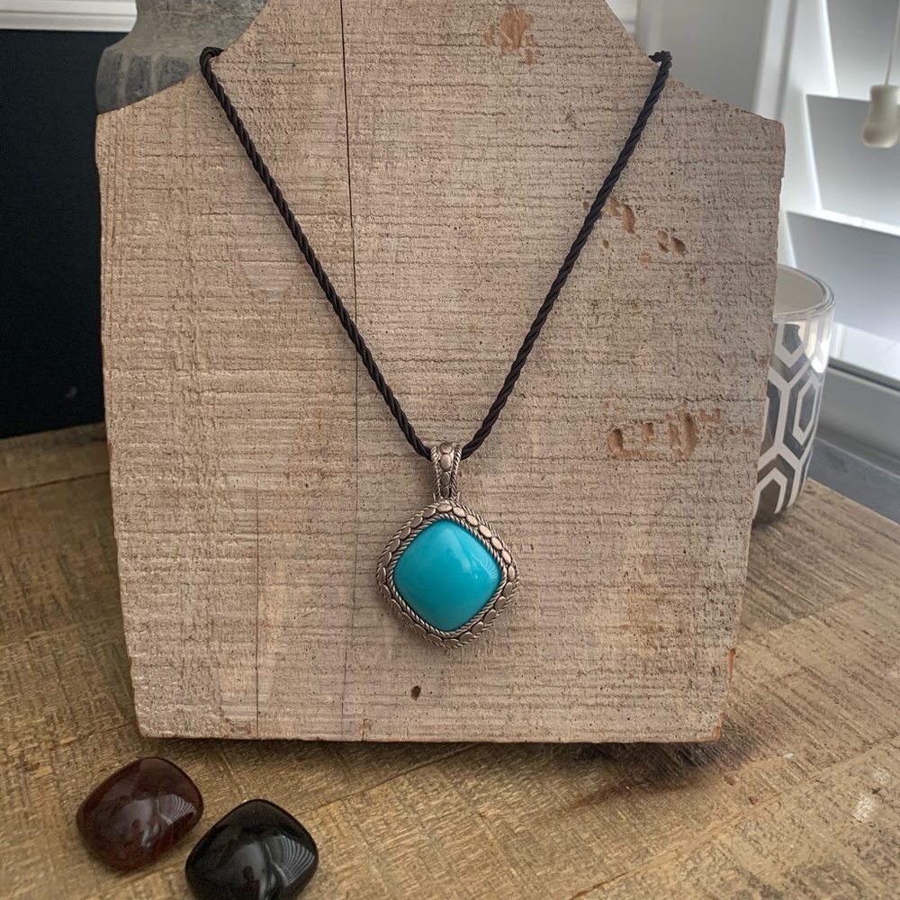 Premier Designs Interchangeable Pendant and cord